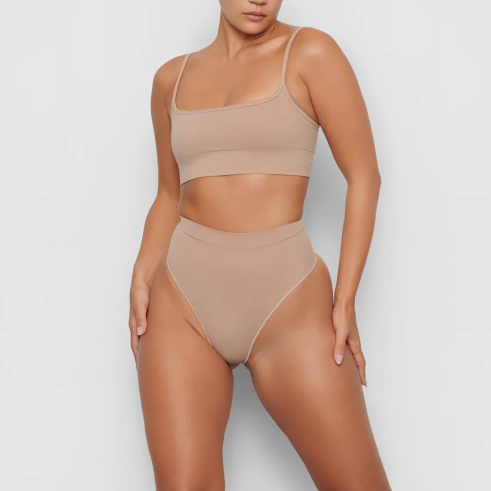 SKIMS NWT Sculpting Mid Waist Thong